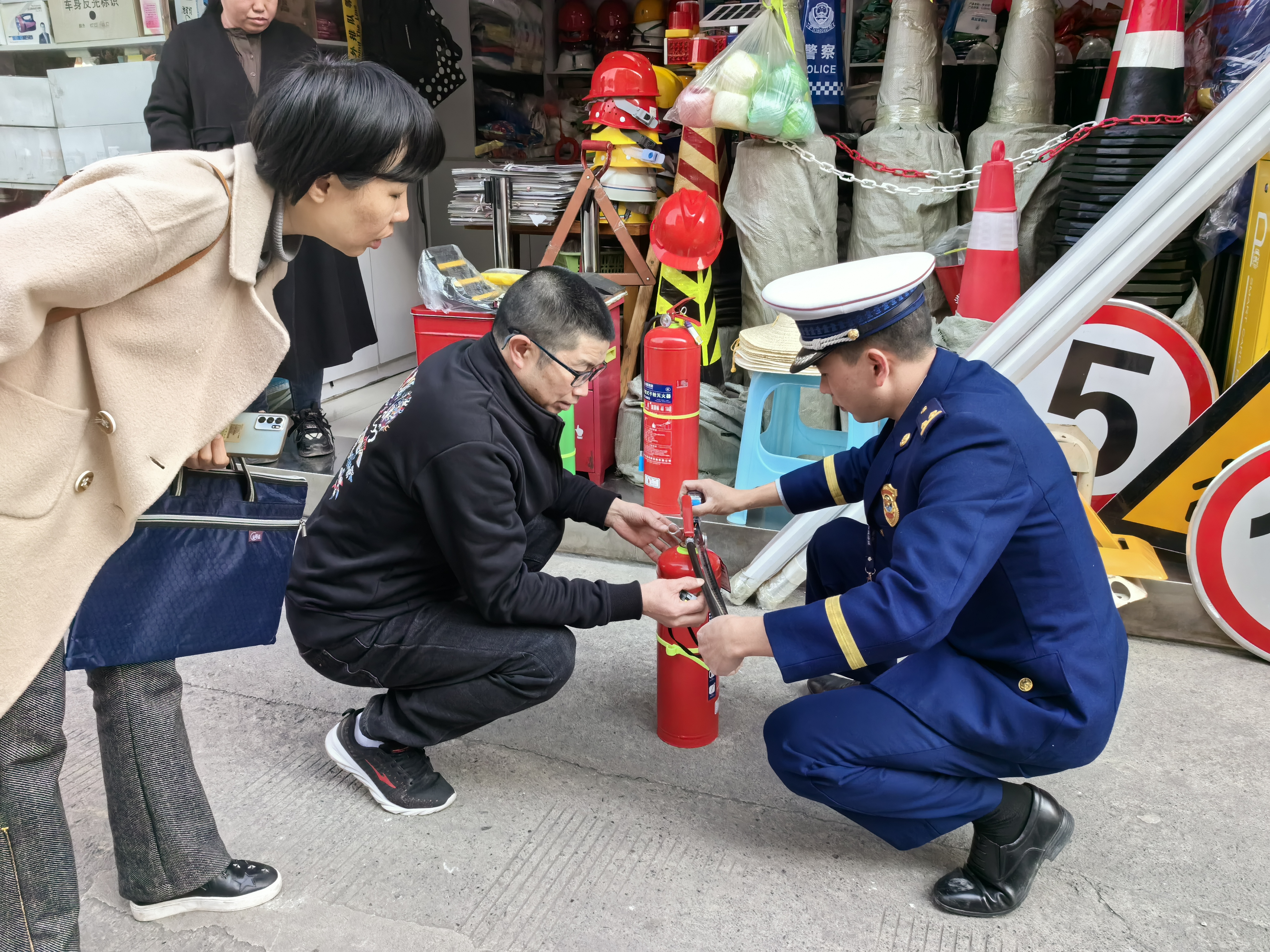 pp电子·(中国)官方网站消防产品打假！“蓝朋友”火眼金睛辨真伪(图2)